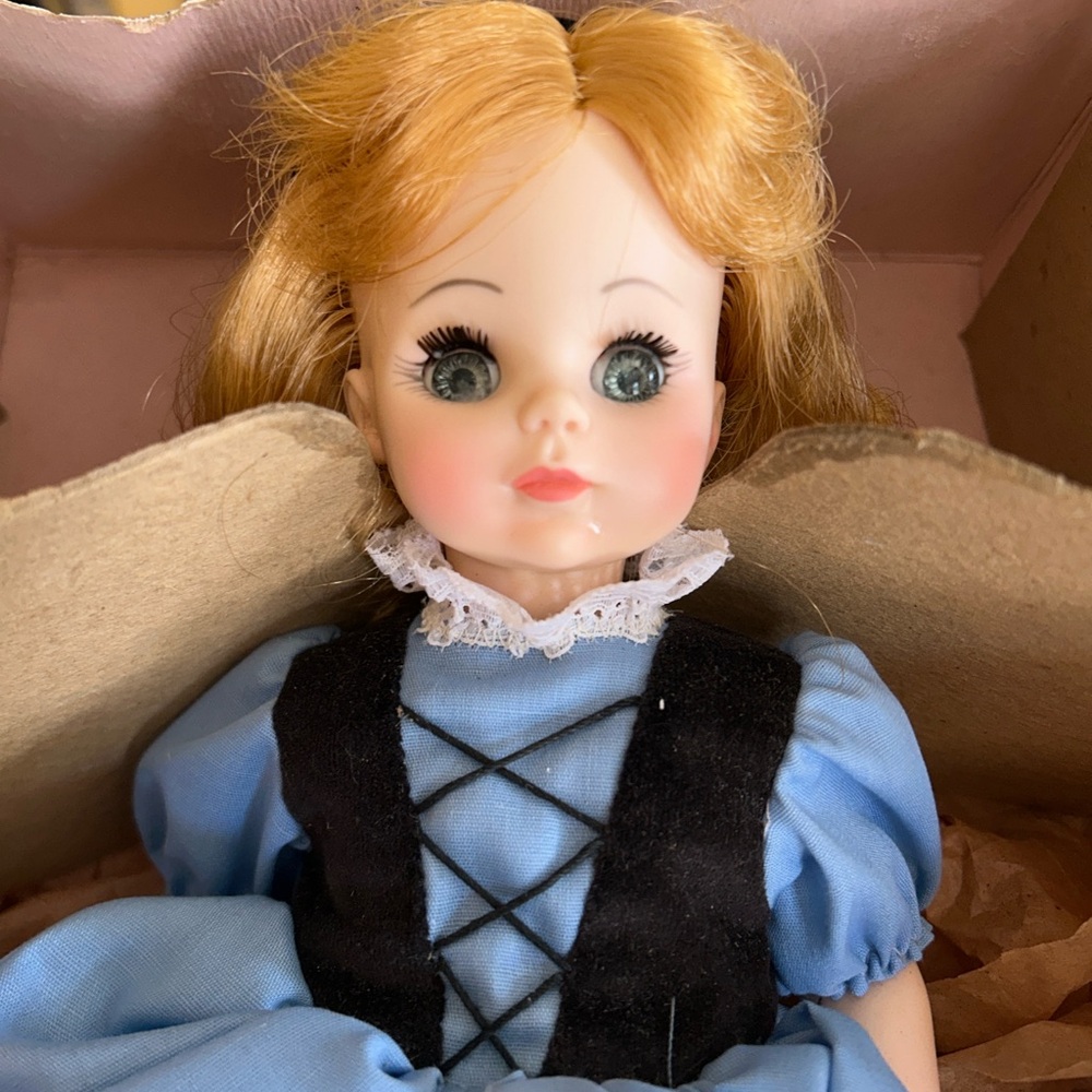 Madame Alexander Goldilocks Doll in Blue in the original box w/paperwork 14” - Picture 3 of 9